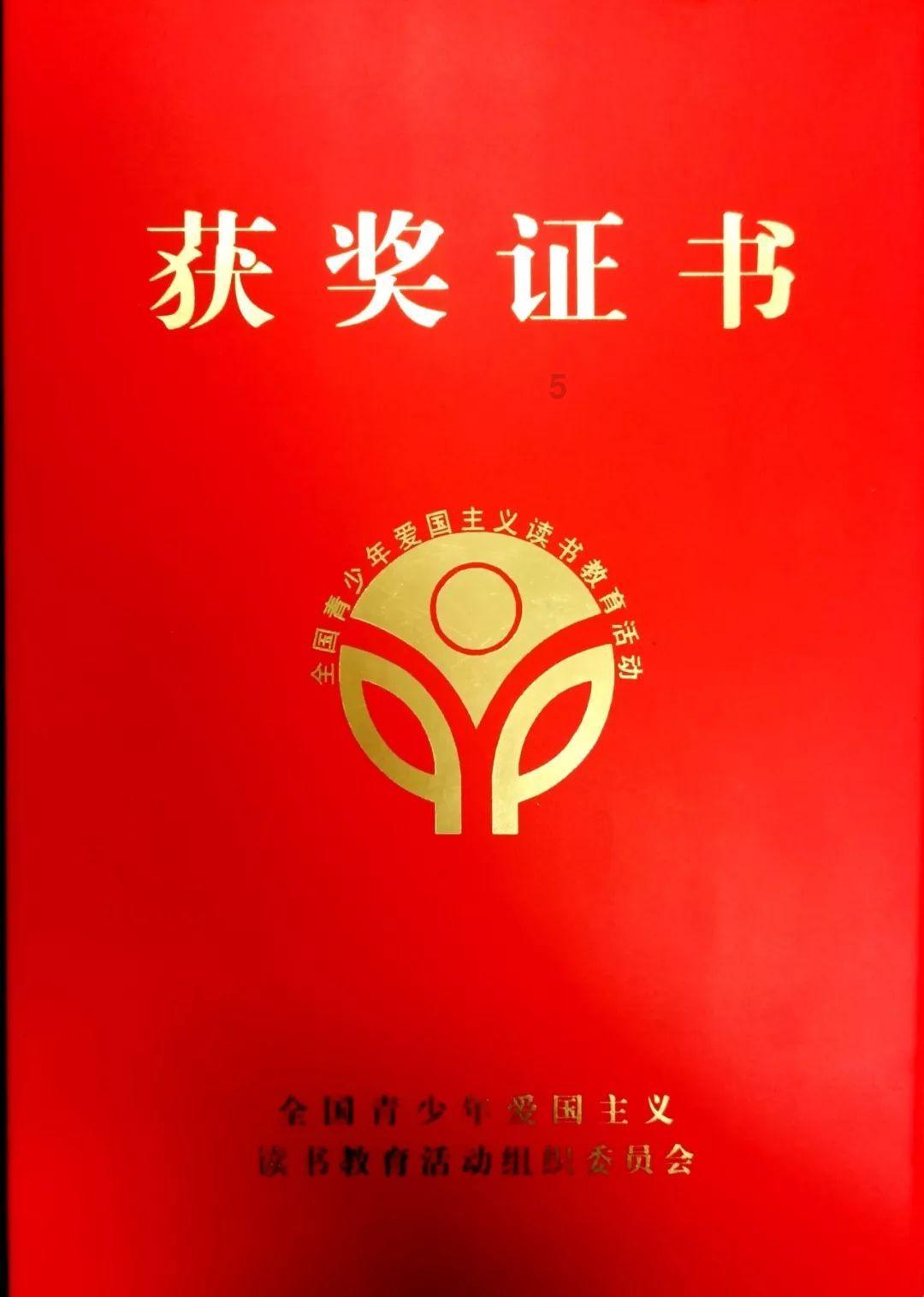 吴尊晒家人出游照片 称老婆女儿为大老婆二老婆